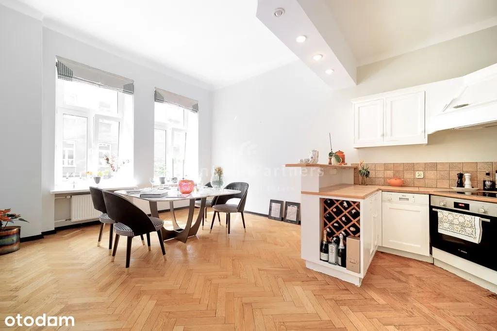 Duży elegancki apartament w odnowionej kamienicy 