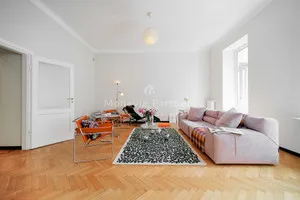 Duży elegancki apartament w odnowionej kamienicy 