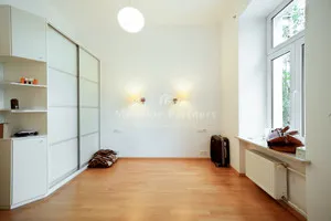 Duży elegancki apartament w odnowionej kamienicy 