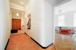 Duży elegancki apartament w odnowionej kamienicy 