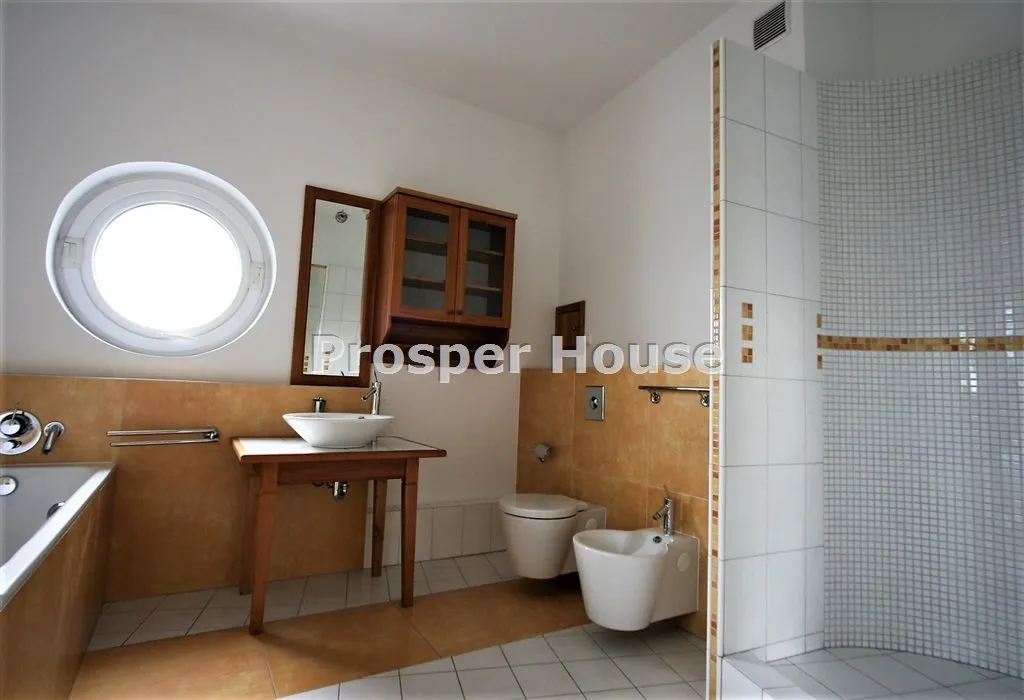 Apartament + 4 miejsca w garażu 