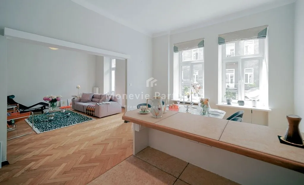 Duży elegancki apartament w odnowionej kamienicy 