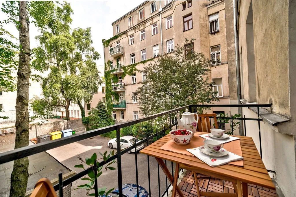 Duży elegancki apartament w odnowionej kamienicy 