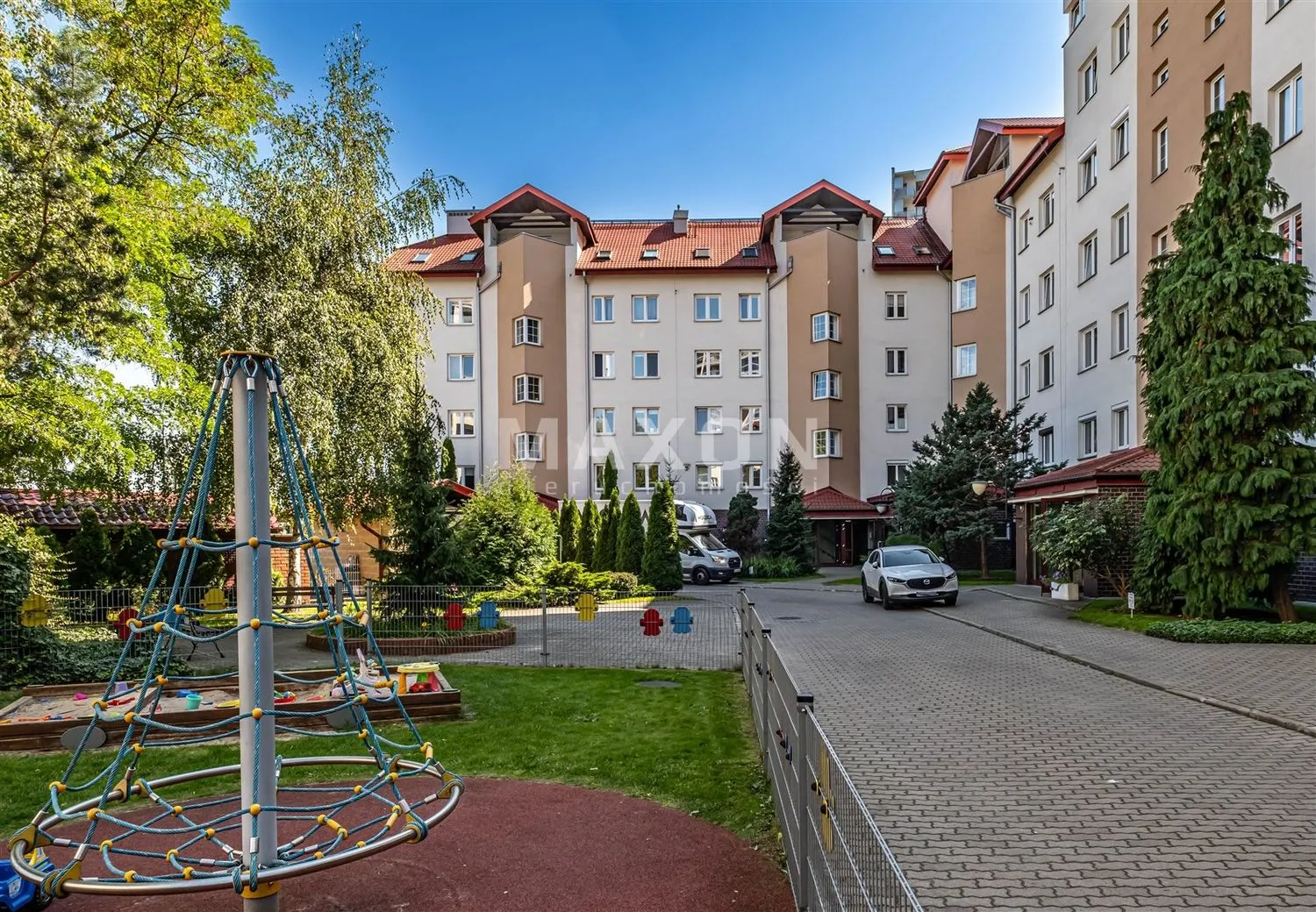 Przestronny apartament z komórką i garażem 