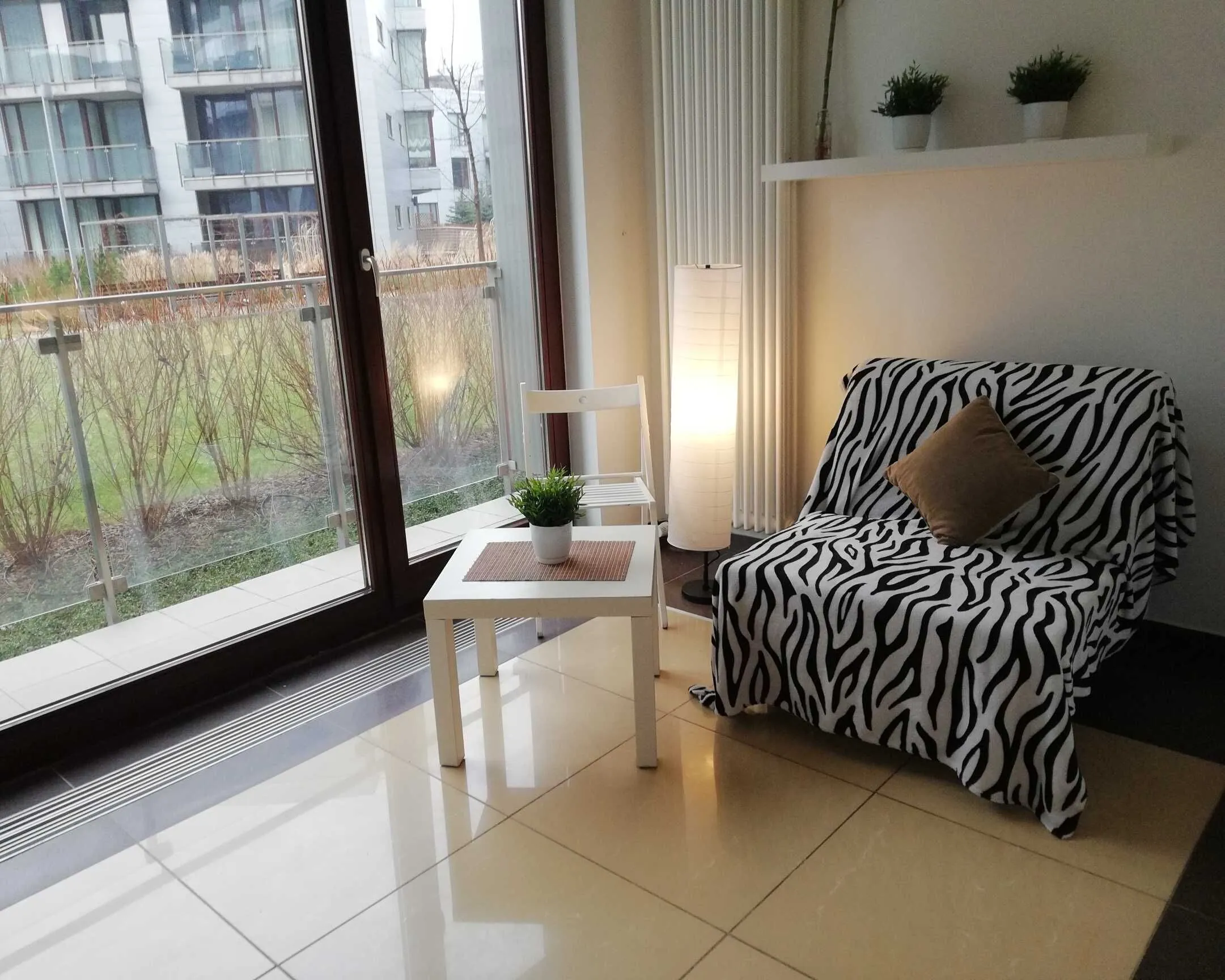 Lokal z balkonem  apartamentowcu