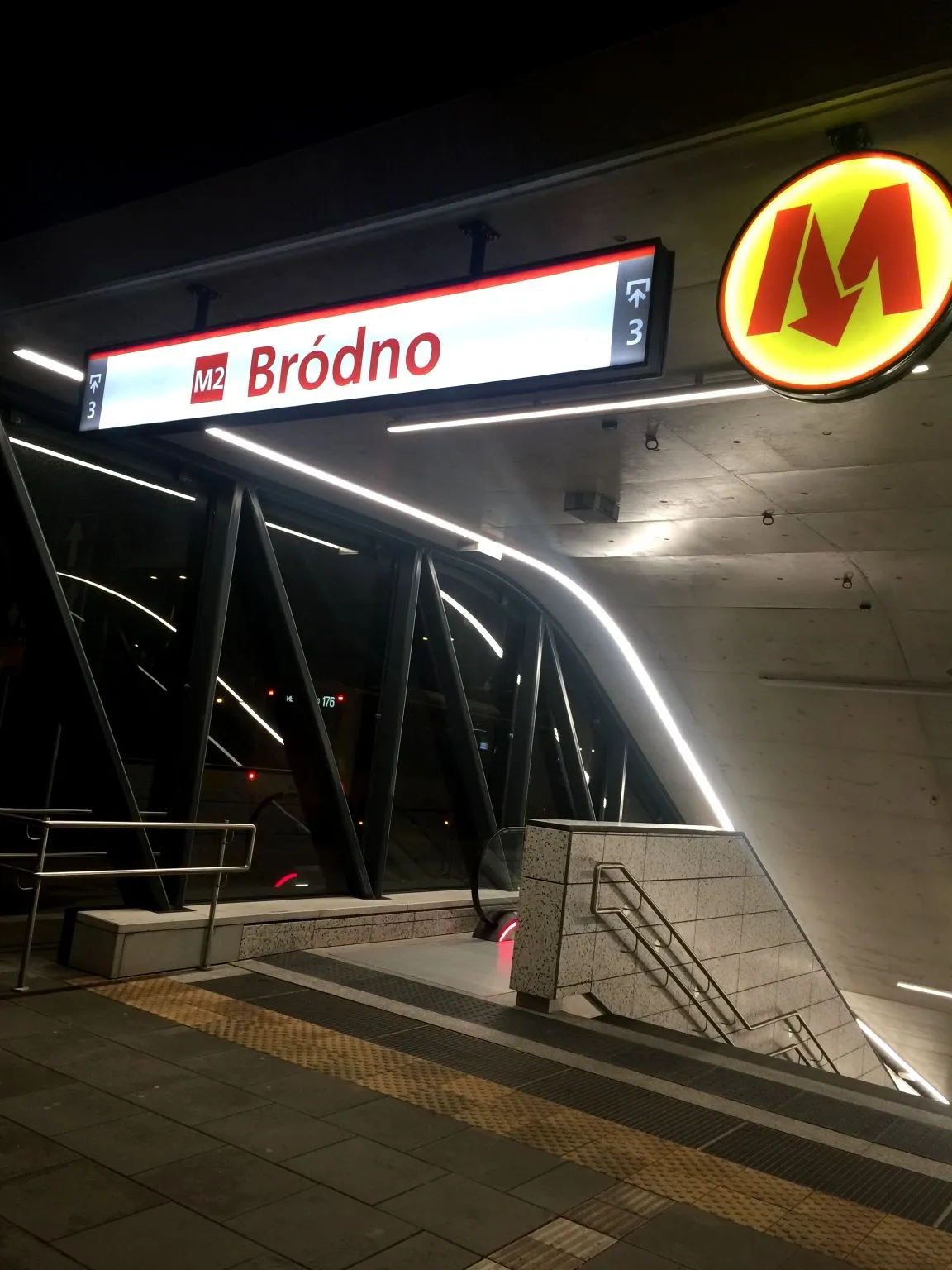 2 pokoje z balkonem , tuż przy Metro 