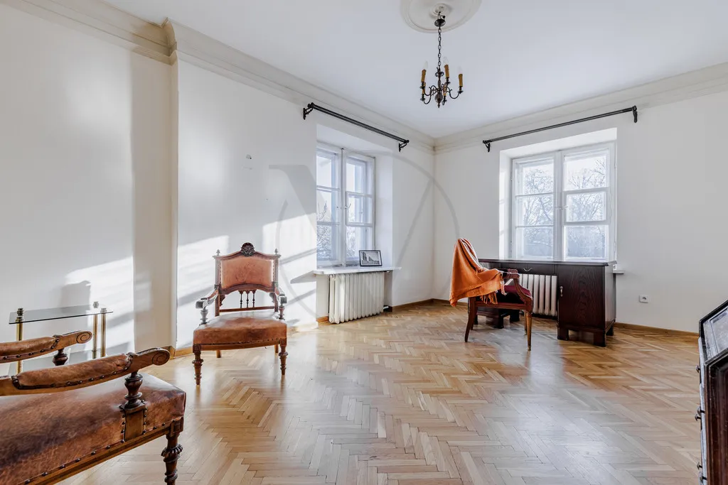 Duży Apartament w Pięknej Kamiennicy przy Sejmie 