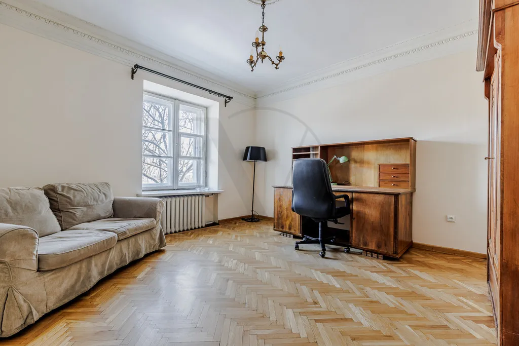 Duży Apartament w Pięknej Kamiennicy przy Sejmie 