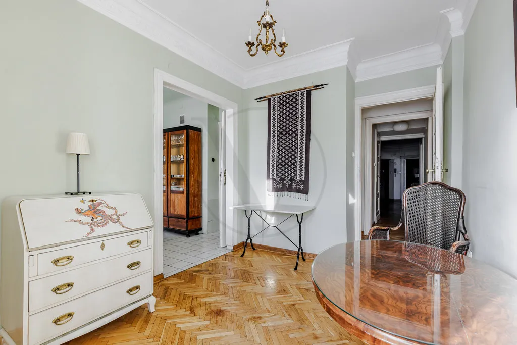 Duży Apartament w Pięknej Kamiennicy przy Sejmie 