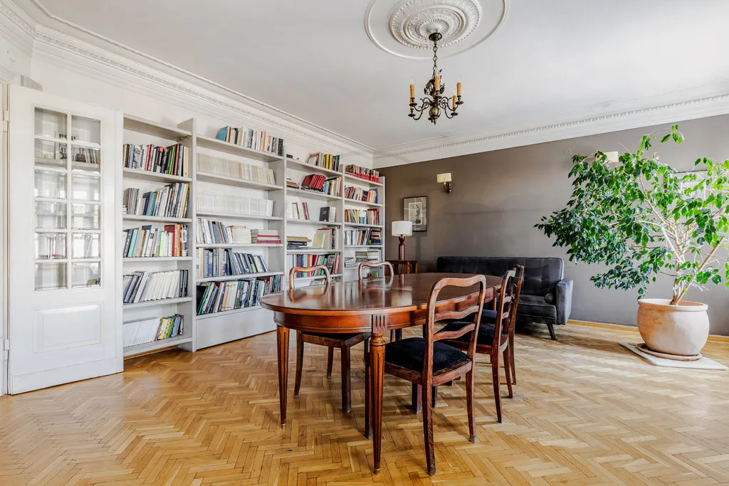 Duży Apartament w Pięknej Kamiennicy przy Sejmie 