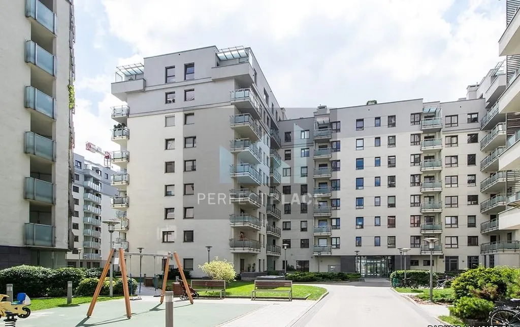 Apartment with a large balcony, Rondo Daszyńskiego 