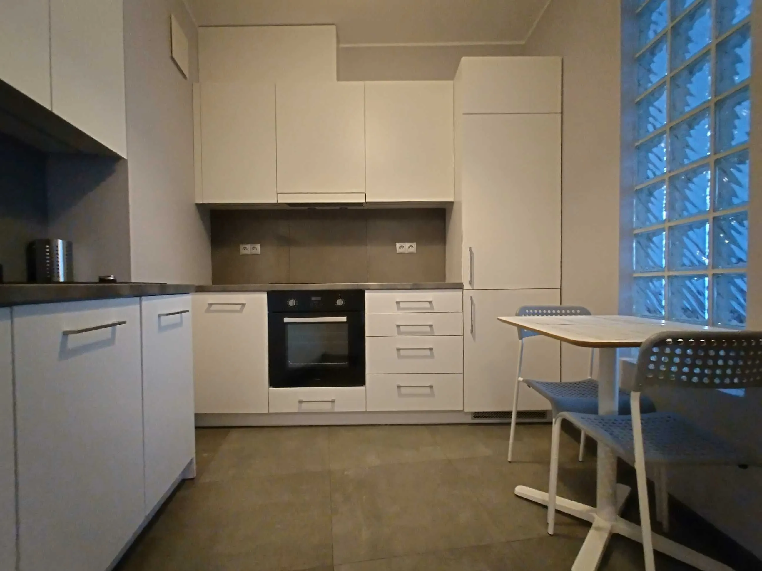 Cichy apartament na Muranowie - oddzielna kuchnia 