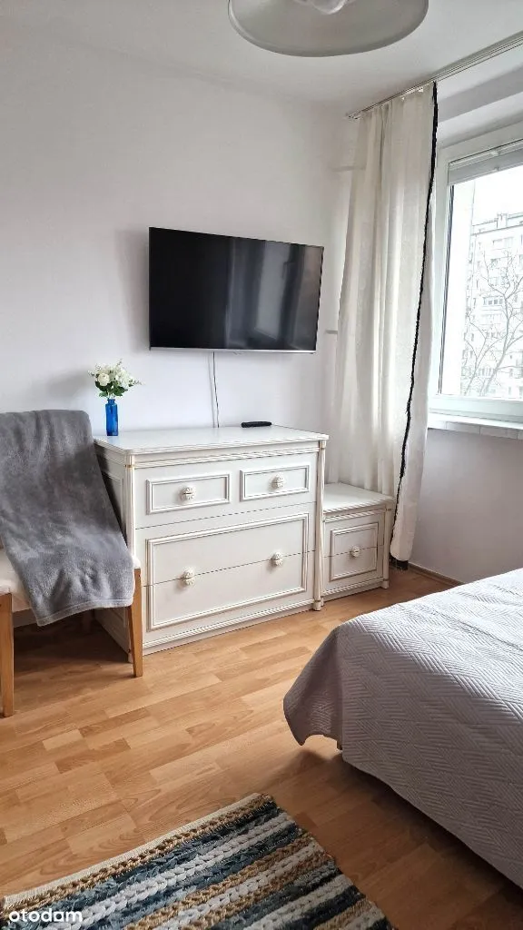 Ciche mieszkanie: 1 pokoj z widną kuchnią niedaleko metra Wawryszew