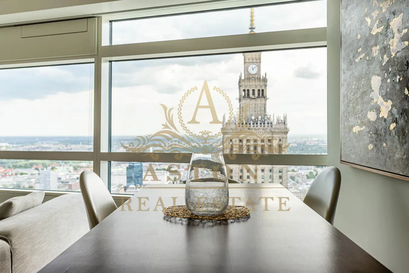 Exquisite apartment on 39th floor on Złota 44 