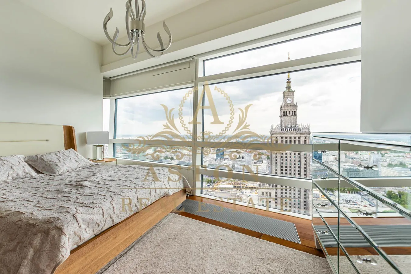 Exquisite apartment on 39th floor on Złota 44 