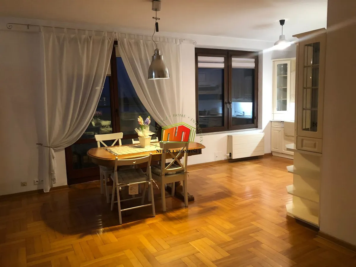 Wygodny apartament na Woli - 4 pokoje, miejsce postojowe, taras, balkon 