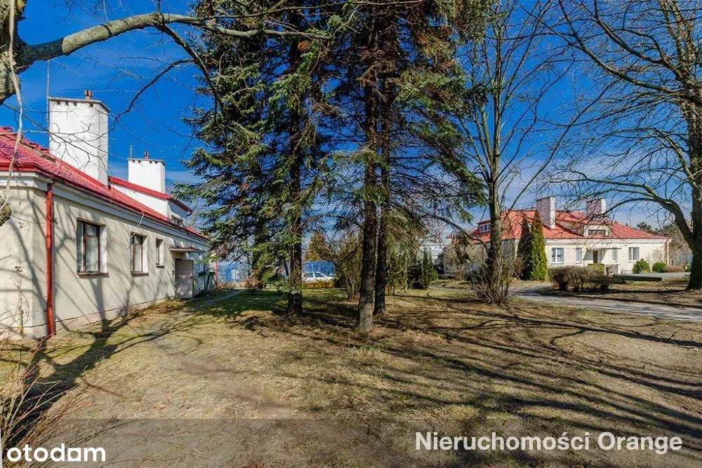 Kompleks budynków pod hotel, w pobliżu lotniska