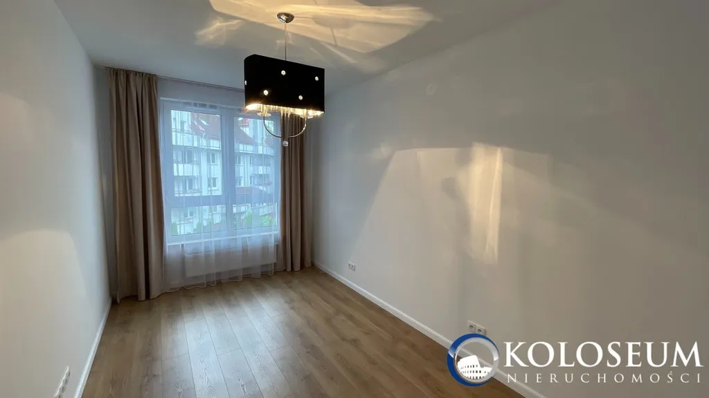 W nowym apartamentowcu z garderobą oraz spiżarnią 