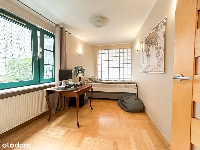 Spacious 4-bedroom apartment in the city center