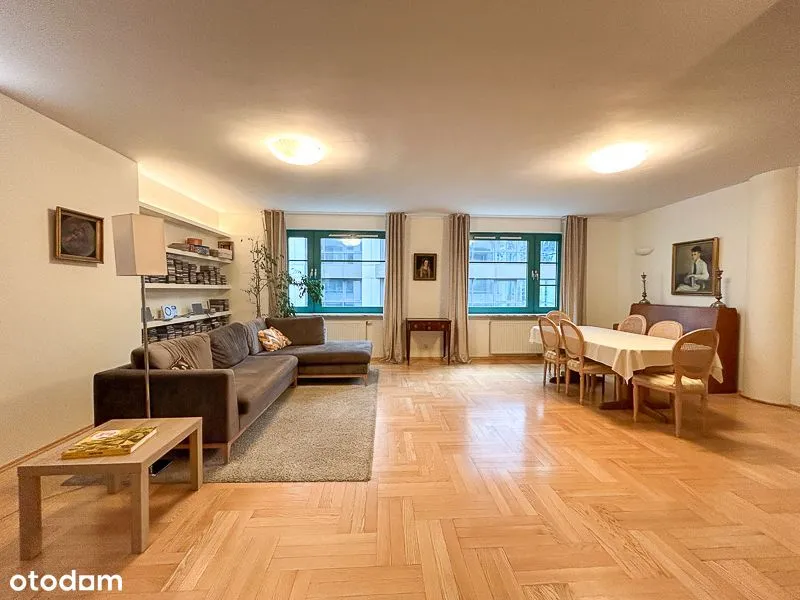 Spacious 4-bedroom apartment in the city center