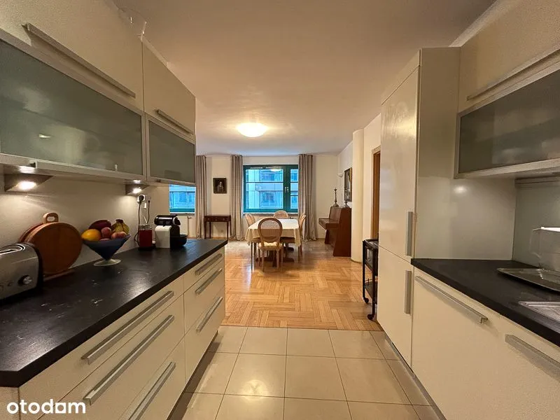 Spacious 4-bedroom apartment in the city center