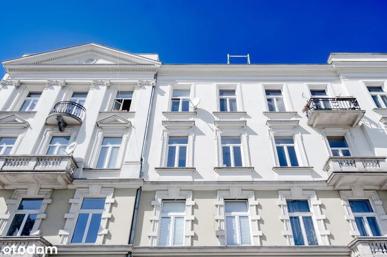 Quiet, high, 2-rooms corner flat + balcony, 1903