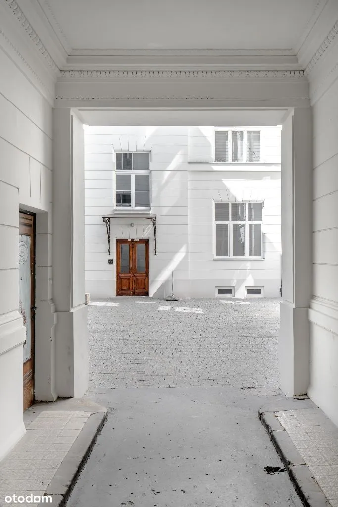 Quiet, high, 2-rooms corner flat + balcony, 1903