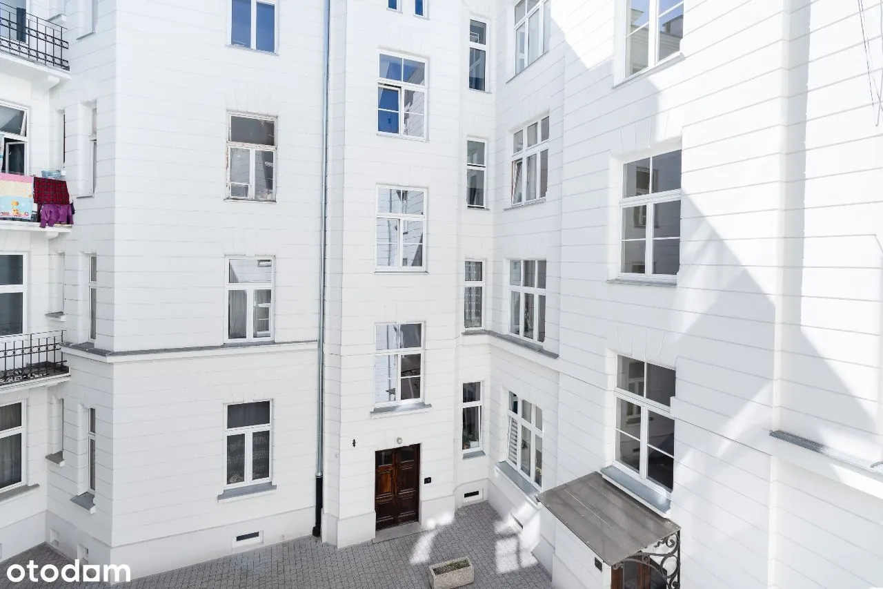 Quiet, high, 2-rooms corner flat + balcony, 1903