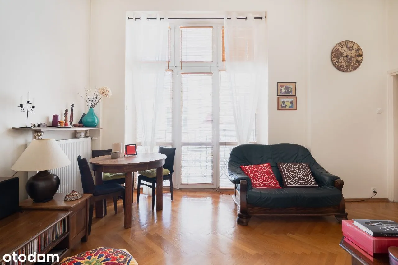 Quiet, high, 2-rooms corner flat + balcony, 1903