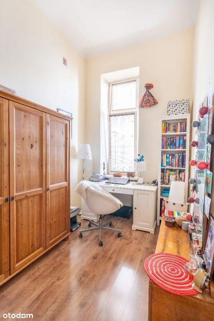 Quiet, high, 2-rooms corner flat + balcony, 1903