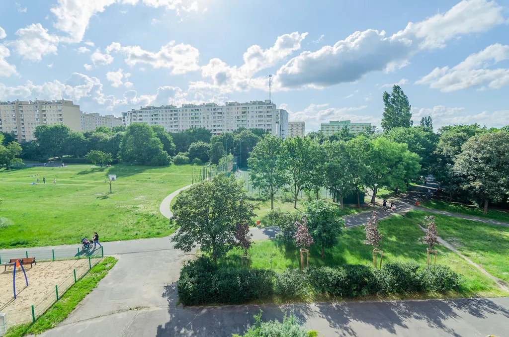 3p. w środku miasta z widokiem na DUŻO zieleni 