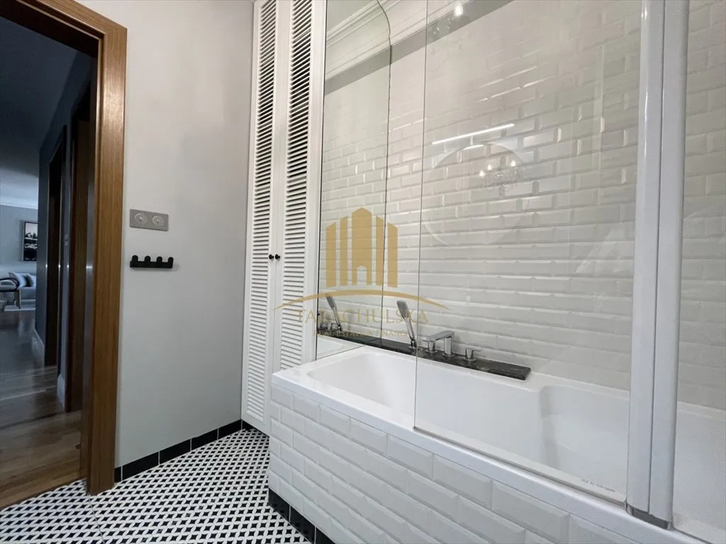 Luxury Art Deco style apartment with air cond 