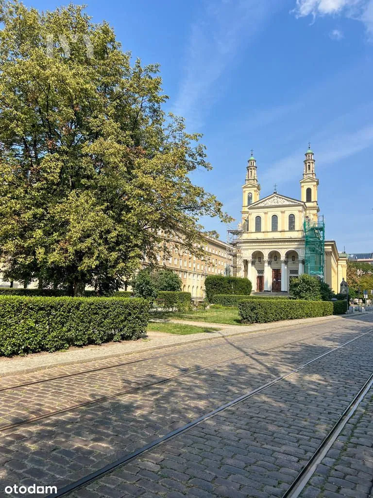 Ciche, wysokie mieszkanie w ścisłym centrum 