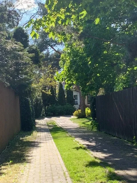 Piękna działka dom z basenem pośród drzew 