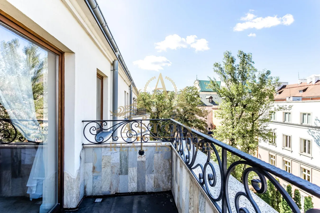 Penthouse with 3 terraces in Old Town 