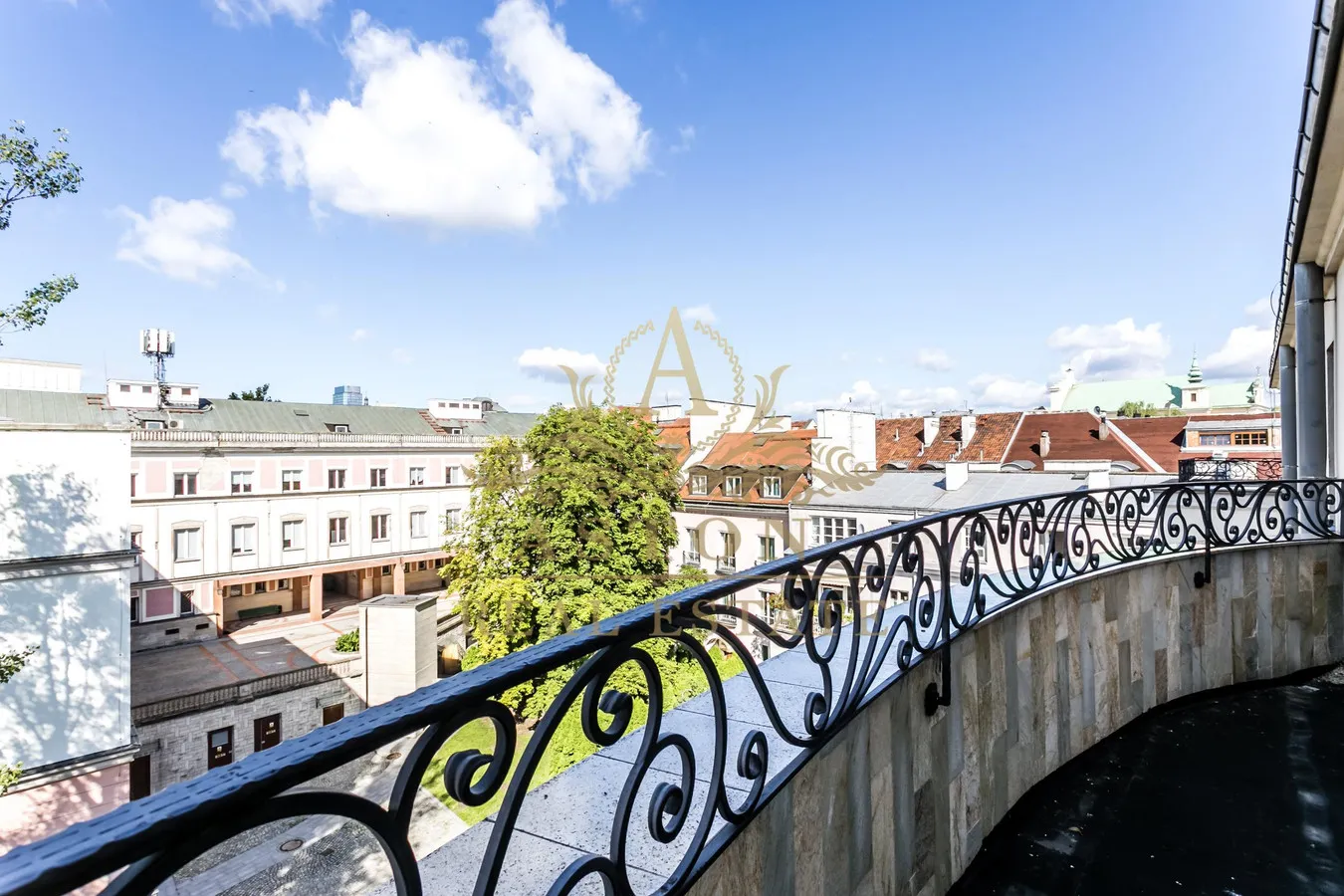 Penthouse with 3 terraces in Old Town 