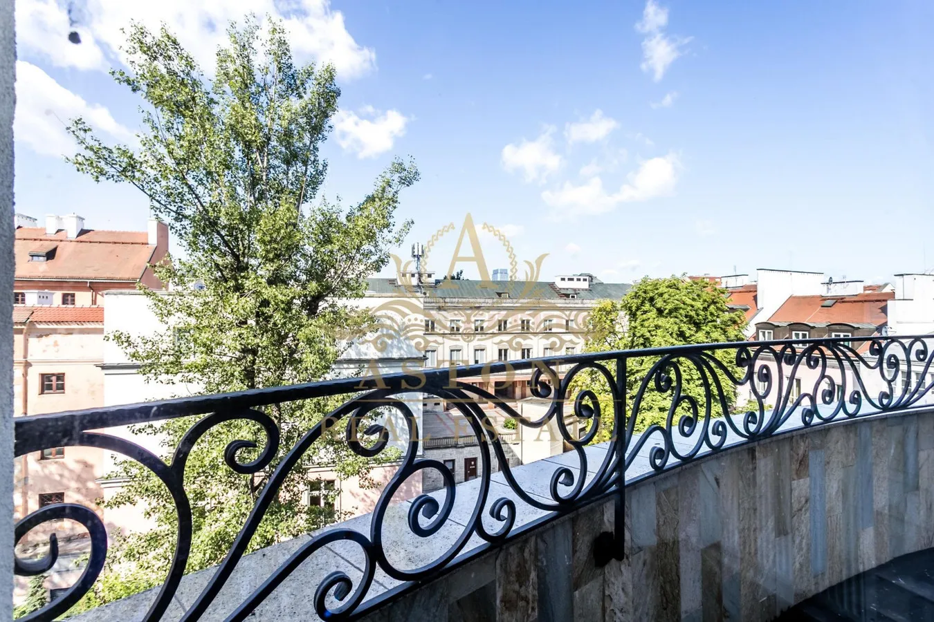 Penthouse with 3 terraces in Old Town 