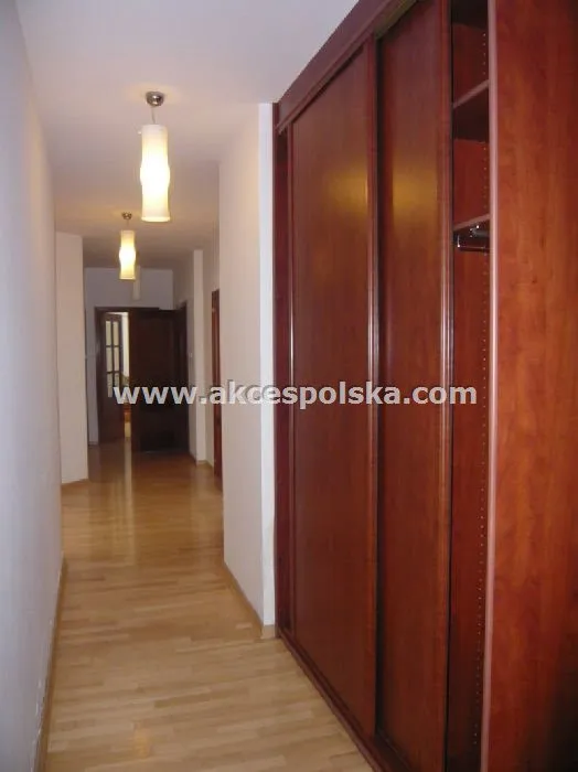 4 pok, apartament, 2 łazienki, 2 m. garażowe 