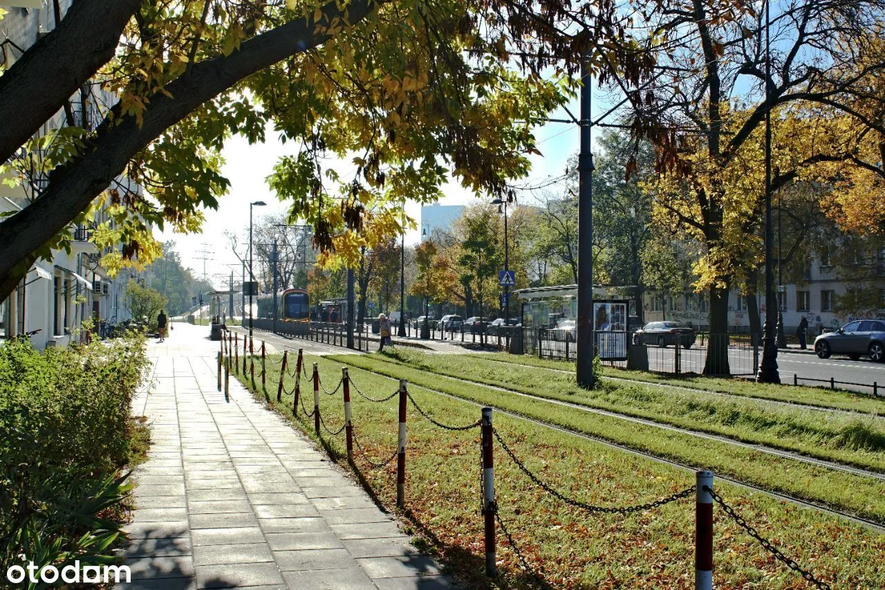 Przedwojenna kamienica | Widok na podwórko | Metro