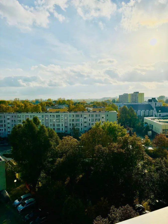 odnowiony budynek, pięknie zielono dookoła 