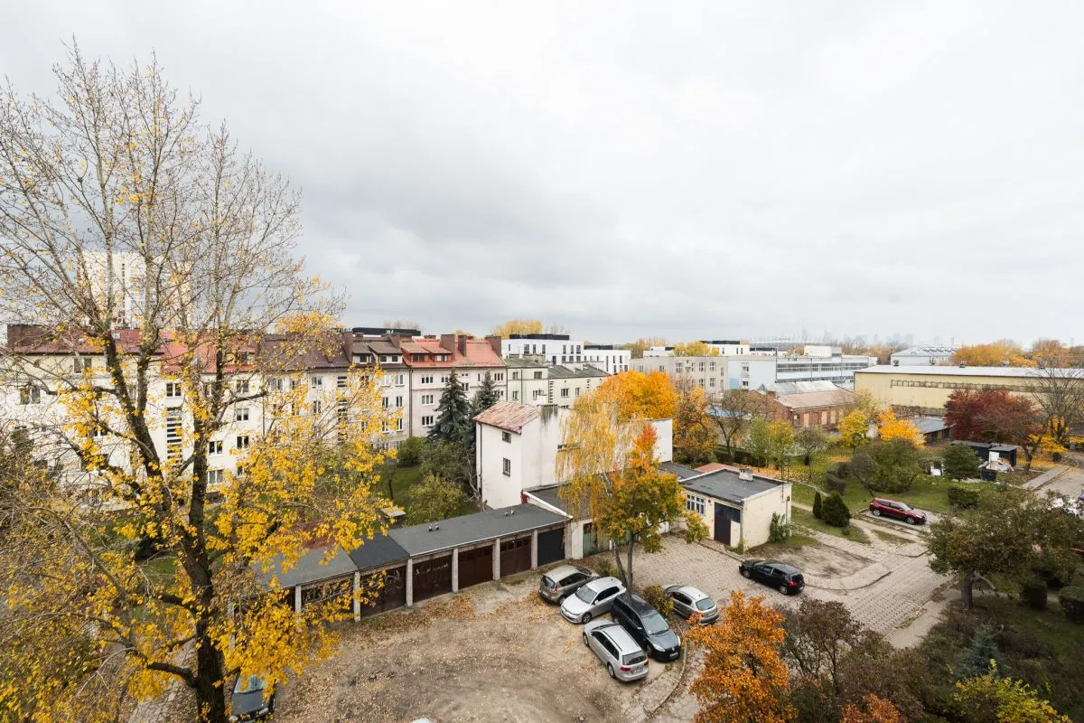 Przestronna kawalerka w przedwojennej kamienicy 