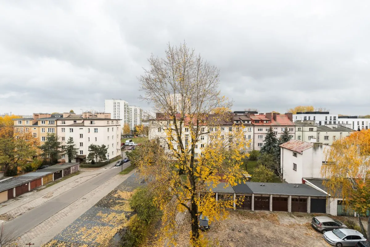 Przestronna kawalerka w przedwojennej kamienicy 