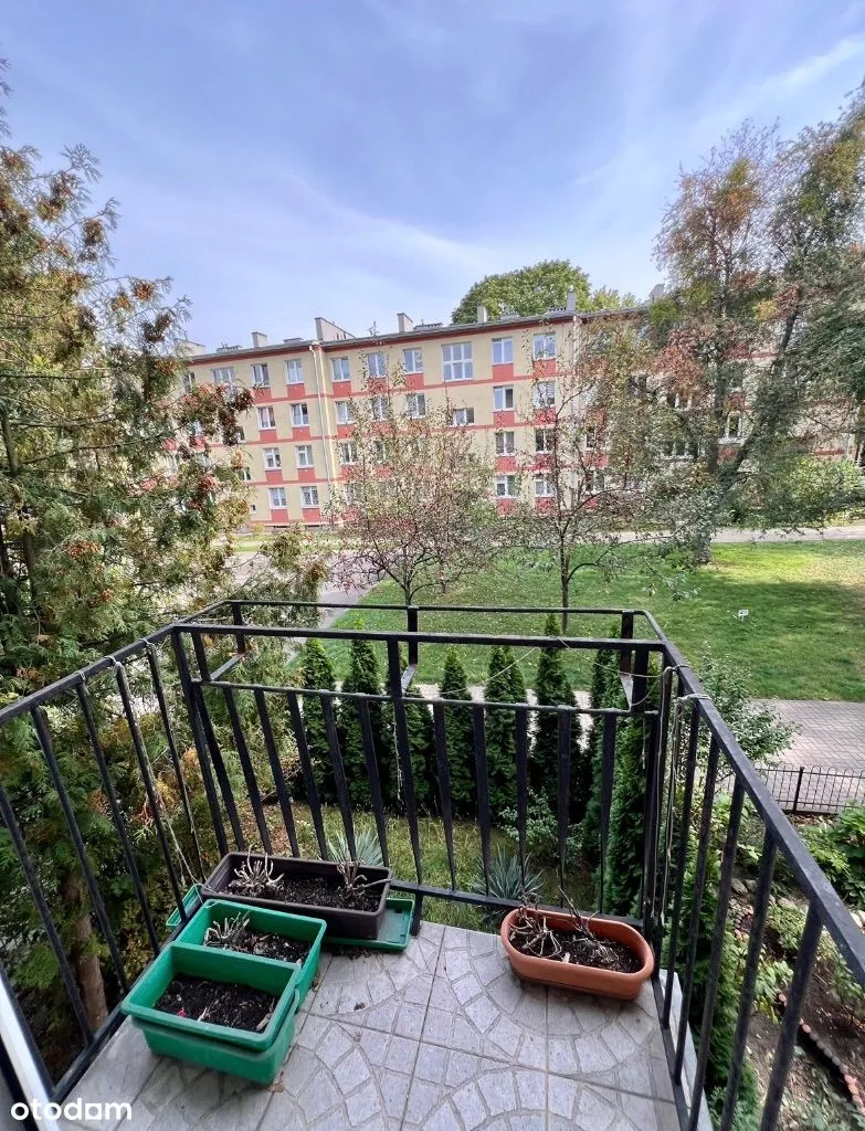 2 pokoje z oddzielną kuchnią + balkon/ obok METRA