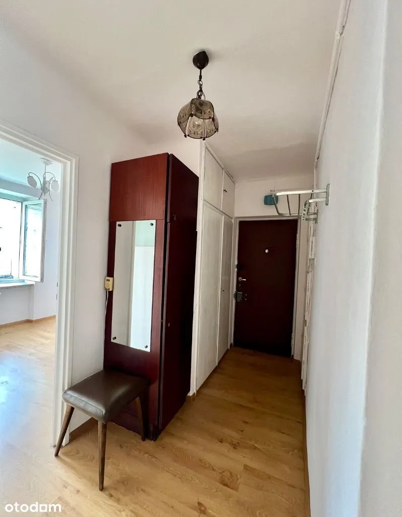 2 pokoje z oddzielną kuchnią + balkon/ obok METRA