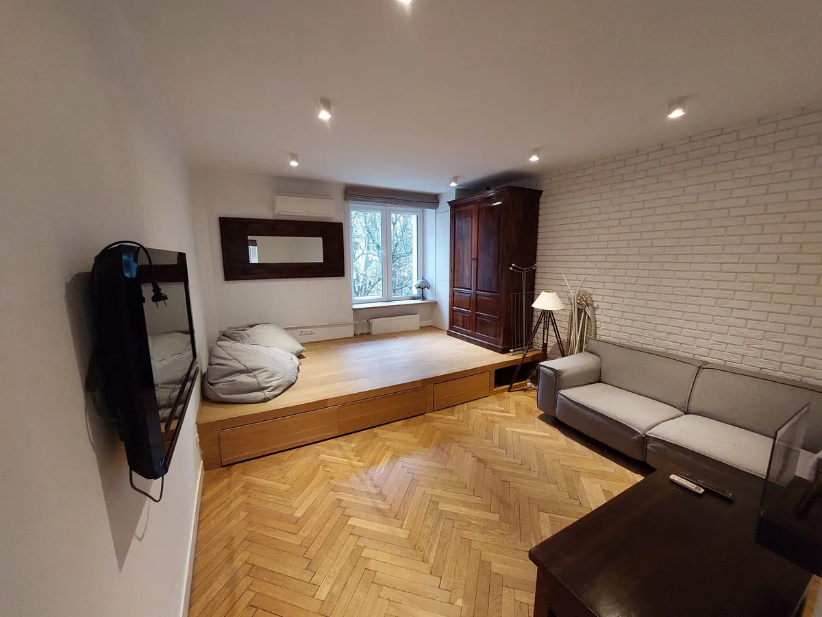 Klimatyczny, zadbany apartament przy stacji metra Młynów 