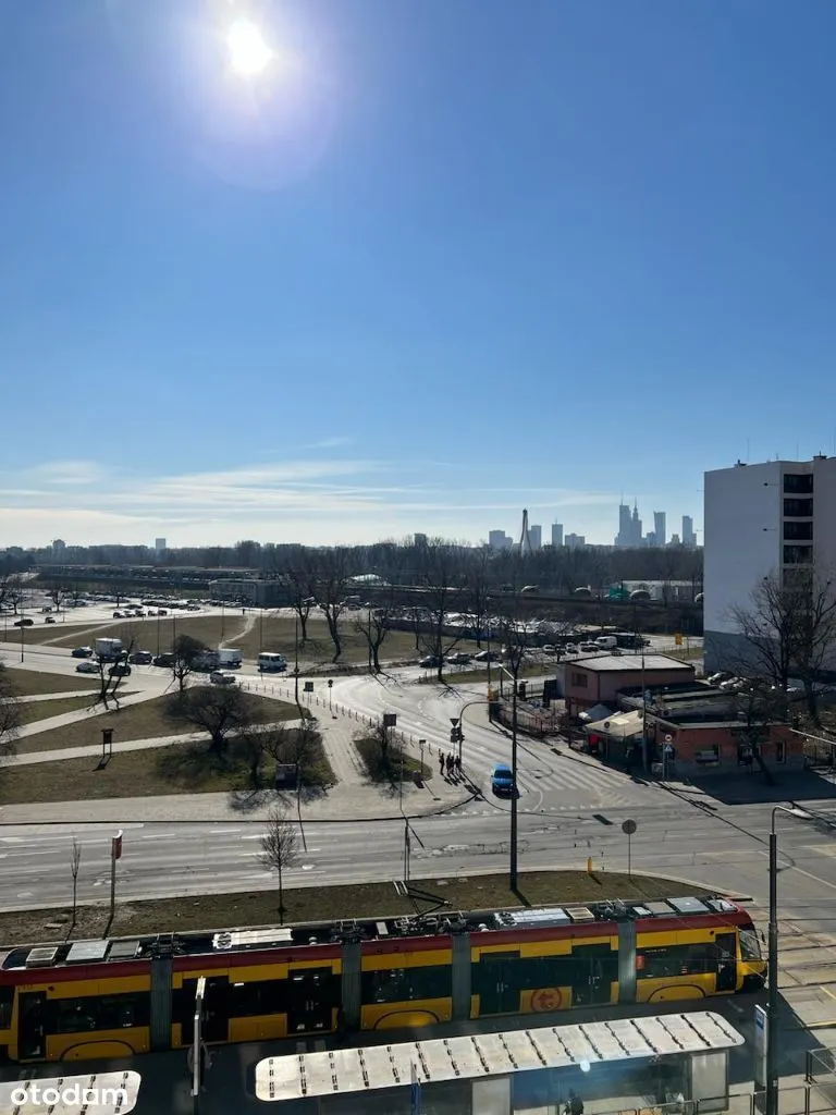 Kawalerka przy Stadionie Narodowym. Metro, tramwaj