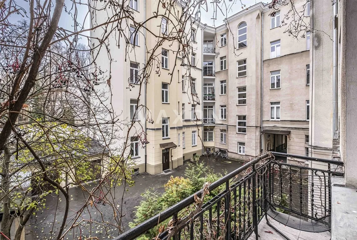 Apartament w kamienicy - 400m do metra (6 minut) 