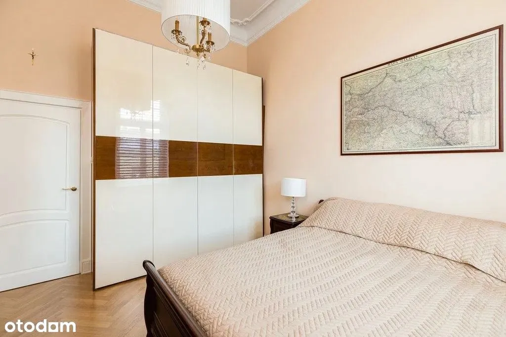 Elegancki apartament w kamienicy przy ul. Hożej