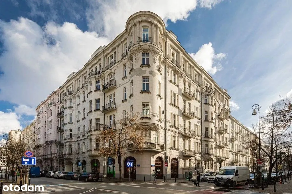 Elegancki apartament w kamienicy przy ul. Hożej