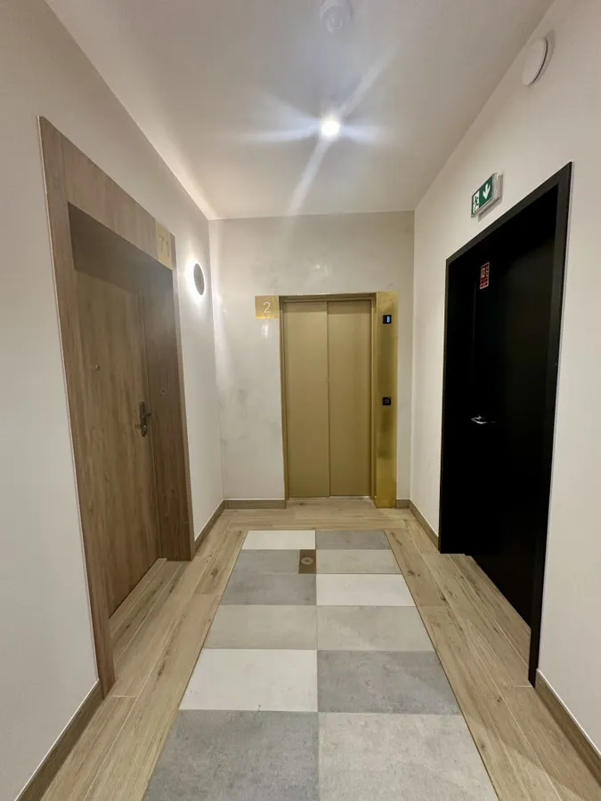 Kawalerka dwupokojowa z dużym tarasem w super apartamentowcu 